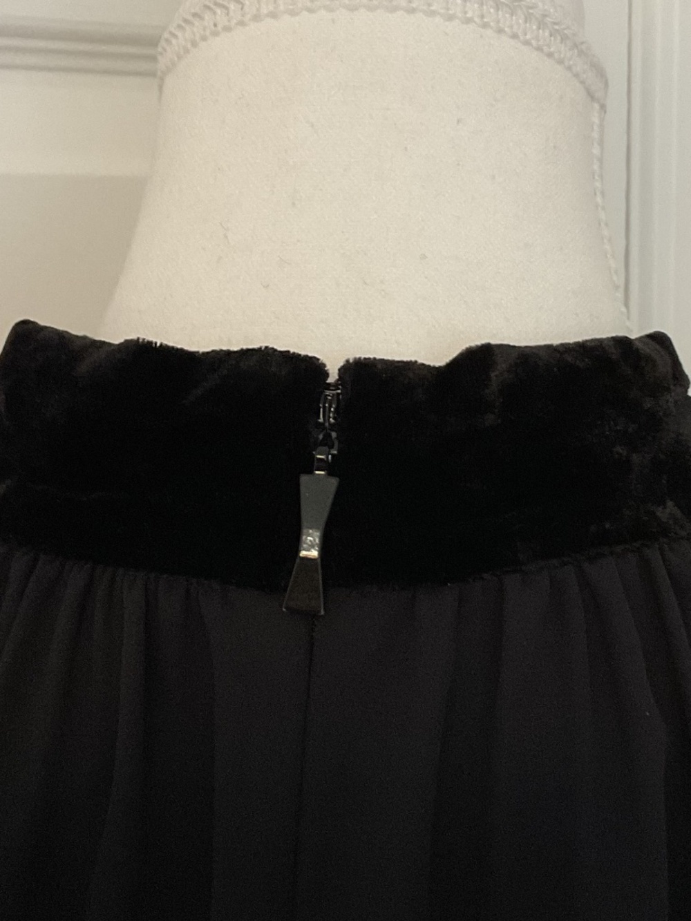 ⭐️ Kate Spade New York Black Velvet Bowed Top - size 4 - Picture 6 of 8